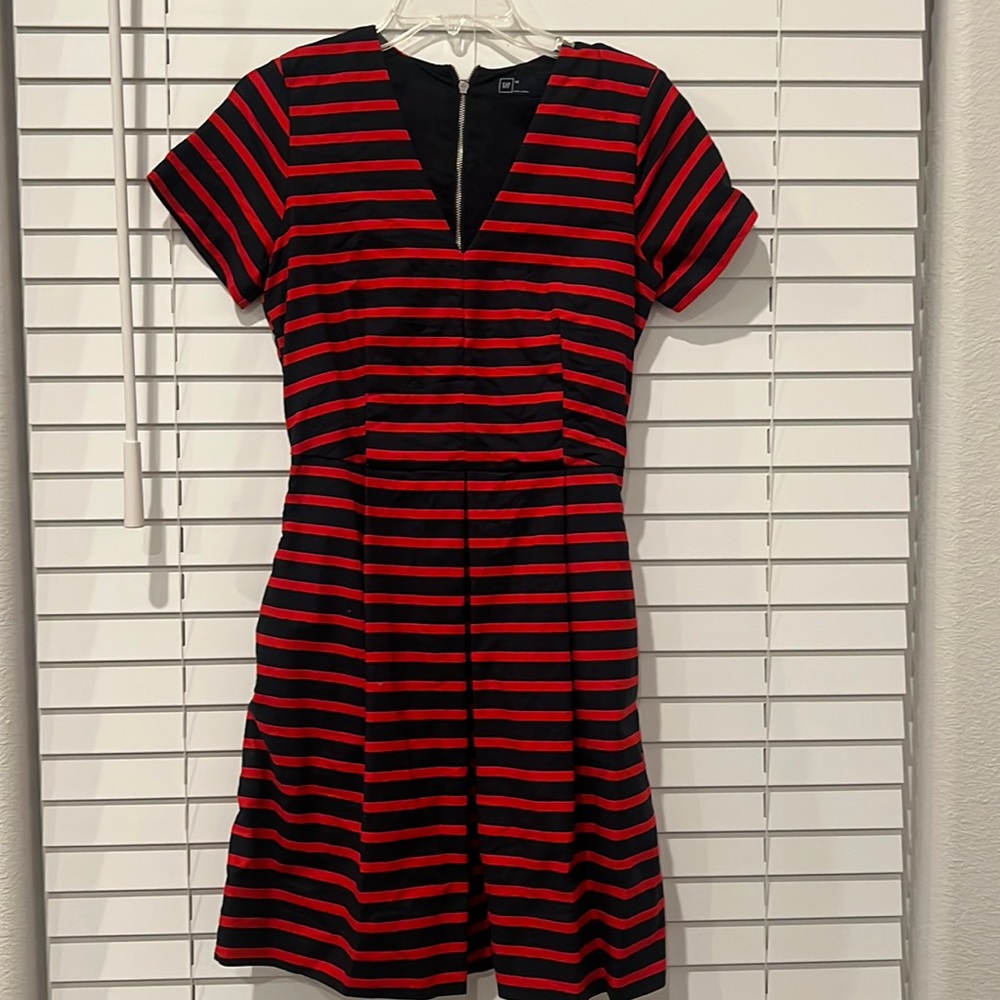 GAP, Dark Blue/Red striped V neck dress. Long zipper, size 2